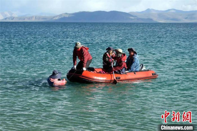 中国二次青藏科考分队完成西藏第三大湖泊考察2.jpg
