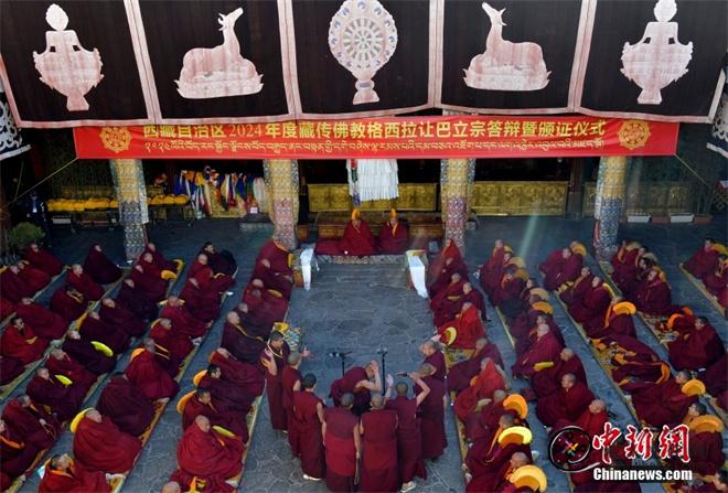 西藏12名考僧立宗答辩晋升藏传佛教格西拉让巴学位1.jpg