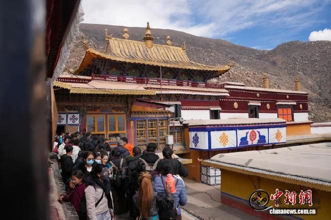 1772085113941685.jpg 藏历新年期间 西藏哲蚌寺游客信众络绎不绝6.jpg