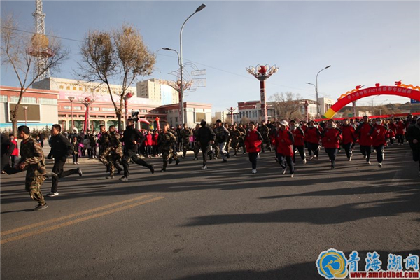 海南州举行恰卜恰地区2021年迎新年环城赛活动2.jpg