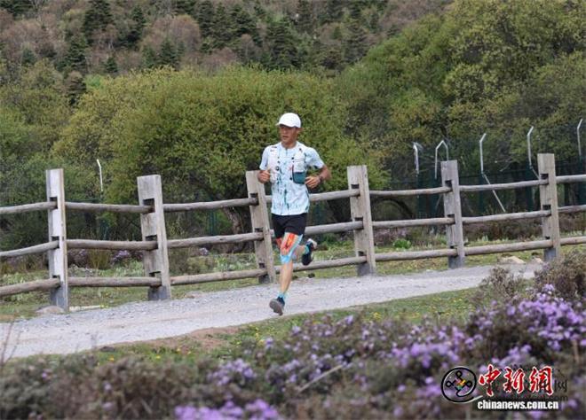 千余名选手在云南香格里拉花海中竞速3.jpg