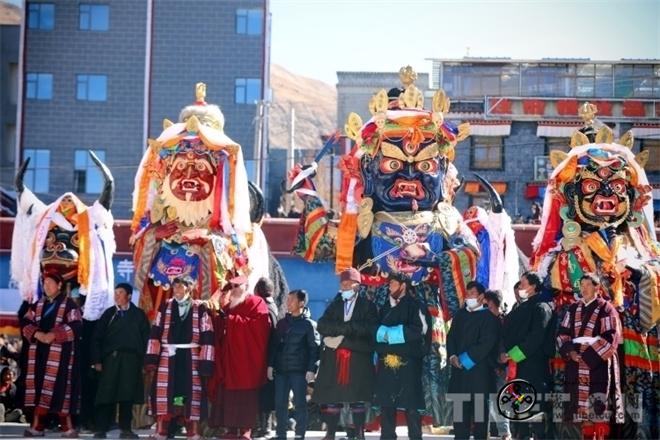西藏萨迦寺举行一年一度的“堆庆”宗教神舞表演4.jpg