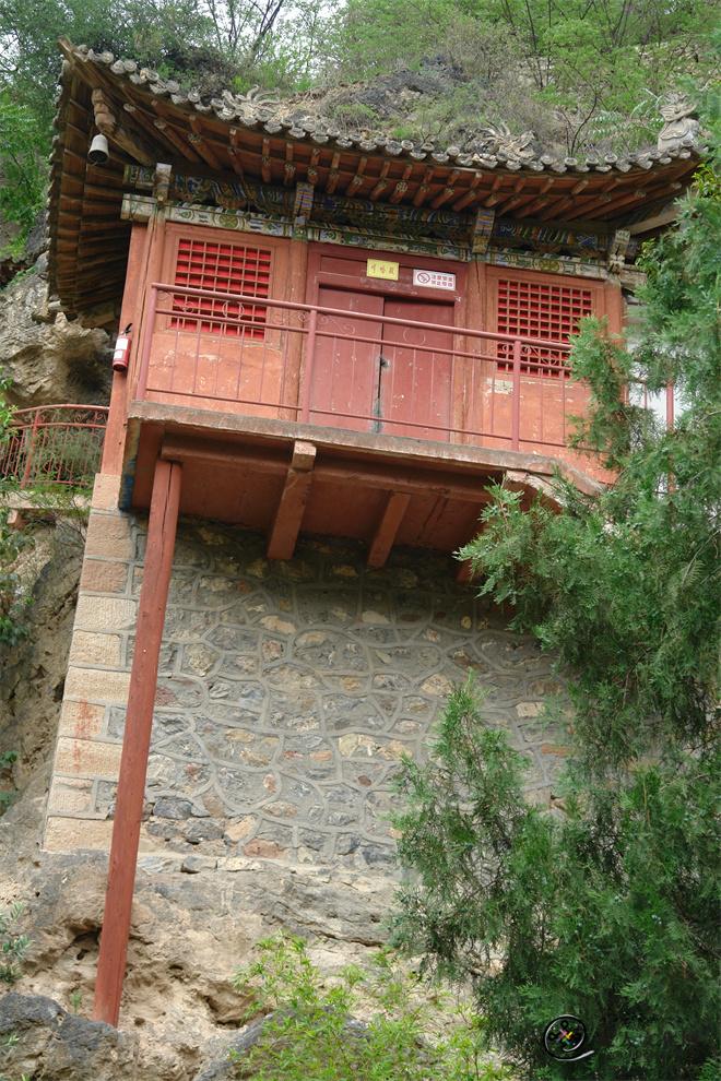 依山而建、悬空立柱是红女祠的一大特色。.JPG