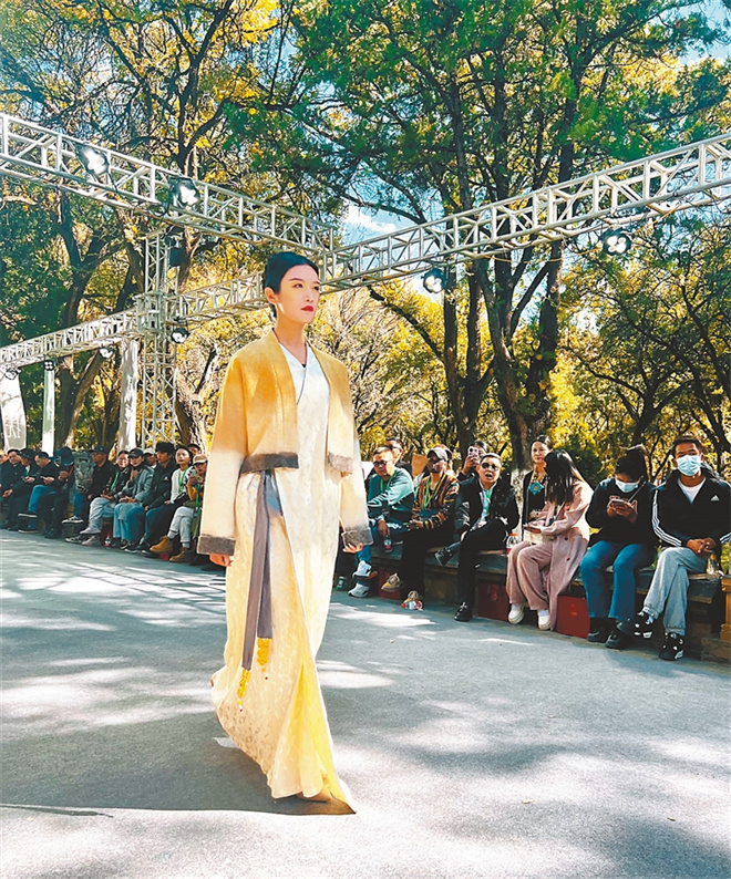 西藏日喀则民族服饰品牌“五彩饰界”：传统与现代的灵感碰撞.jpg