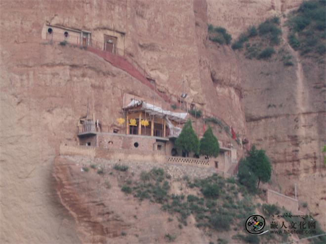 修建于岩壁上的华盖寺.jpg