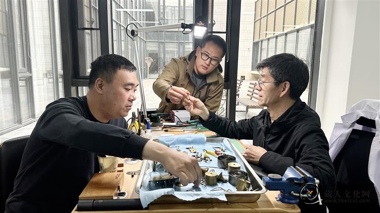 国家级非遗古钟表联合修复室落地西藏2.jpg