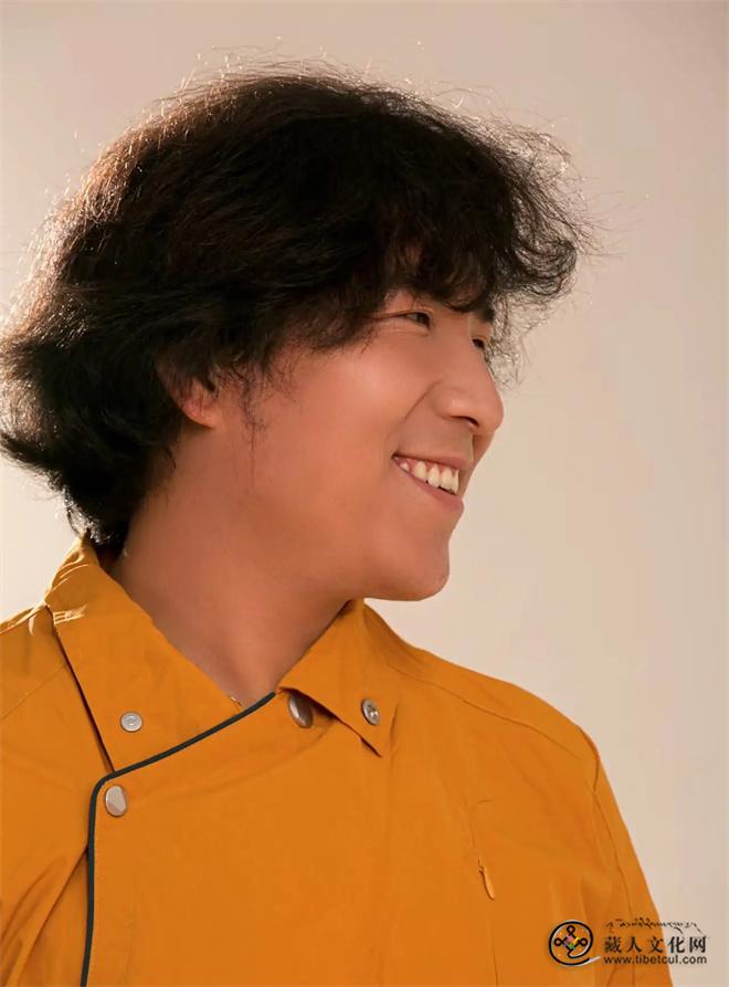 1763532042626402.jpg 诺布朗杰获得鲁藜诗歌评选“诗集类”一等奖1.jpg