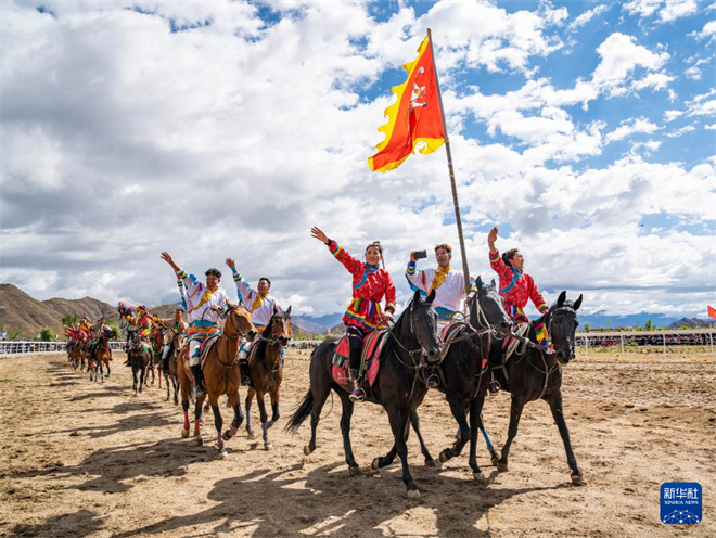 “策马欢歌·珠峰云际”赛马活动在西藏日喀则举行5.jpg