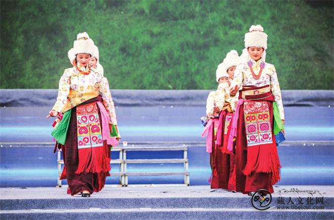 海南州藏族传统服饰特点1.jpg