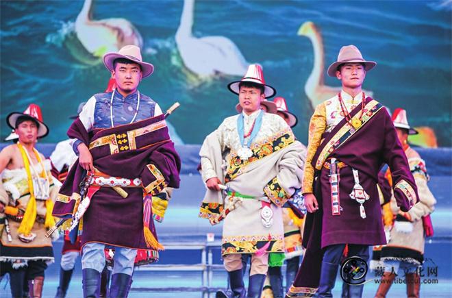 海南州藏族传统服饰特点4.jpg