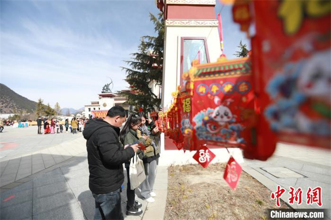 音乐、锅庄、游园会……西藏林芝喜迎藏历水兔新年1.jpg
