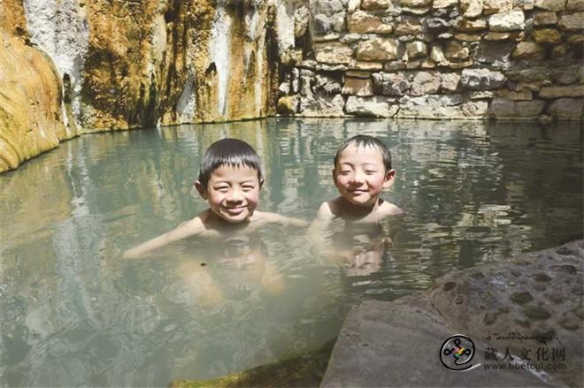 冬游西藏新时尚 泡温泉赏雪山享康养慢生活1.jpg