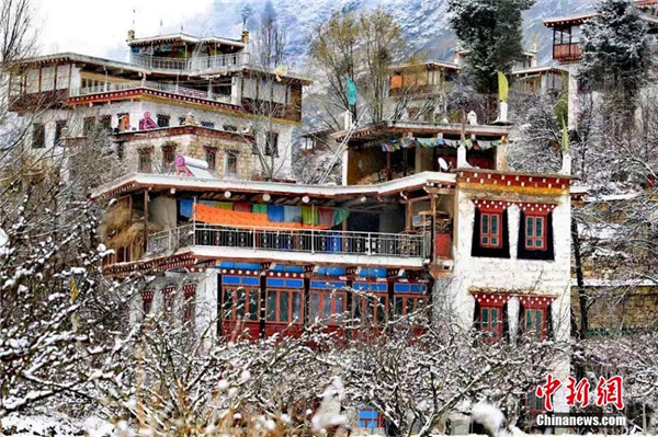 丹巴：雪后的藏寨和古碉银装素裹美如童话2.jpg