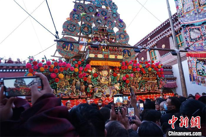 青海塔尔寺：“百年梦境”酥油花吸引近十万民众朝佛观瞻5.jpg