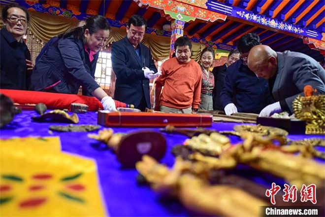 西藏布达拉宫接收170余件（套）个人捐赠收藏文物1.jpg