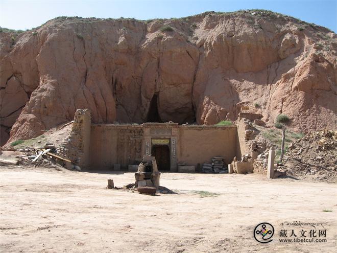 凉州区新华乡亥母寺，在其洞窟内出土了大量西夏文佛经和佛像.jpg