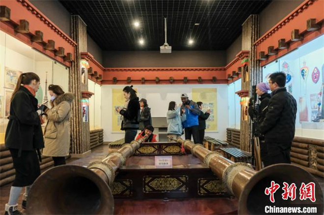 中外艺术家赴藏采风团：“雪域江南”有灵气4.jpg