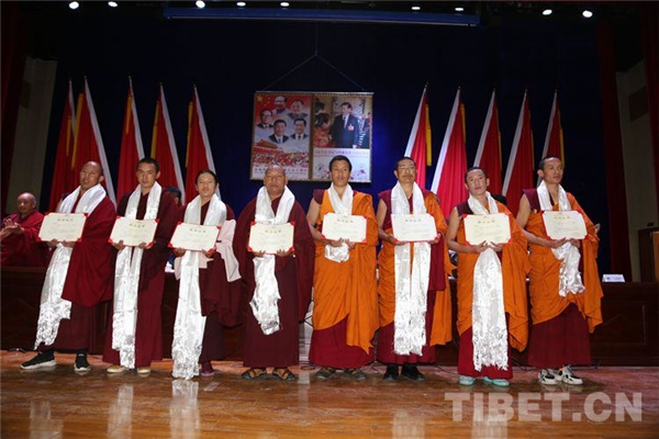 西藏佛学院240余名学员顺利毕业1.jpg