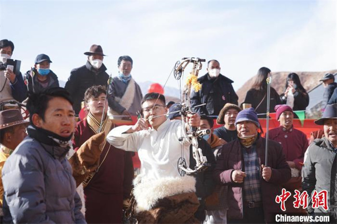 青海祁连县：藏族民众切磋箭术喜迎农历新年2.jpg