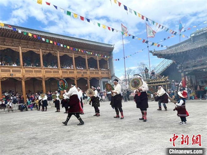 青海热贡“六月会”举行 民众祈愿风调雨顺1.jpg