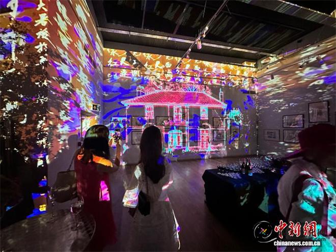 张怀存画展闭幕式暨青海文旅推介会在伦敦举行3.jpg