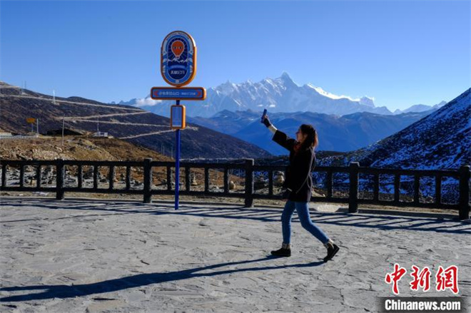 中外艺术家赴藏采风团：“雪域江南”有灵气1.jpg