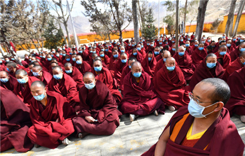科学应对 共克时艰 西藏寺庙僧人为疫区祈福捐款3.jpg