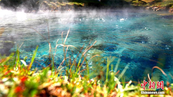 青海湖北岸热水温泉：翻滚秀亮似巨型“石锅”仙气十足2.jpg