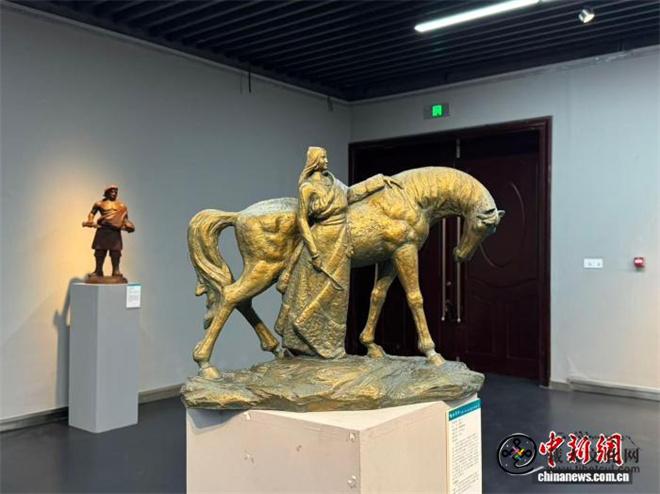 近百件雕塑作品在青展出 诠释青海湖生灵对话2.jpg