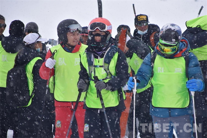 西藏举行迎北京冬奥会滑雪登山体验活动7.jpg