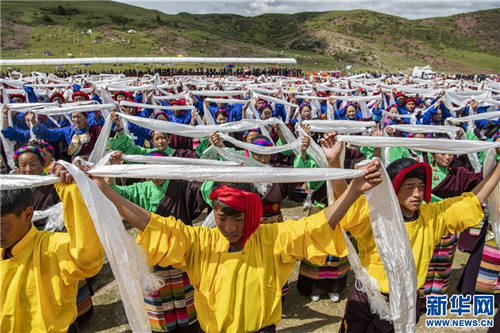 西藏首届弦子舞展演在芒康举行4.jpg