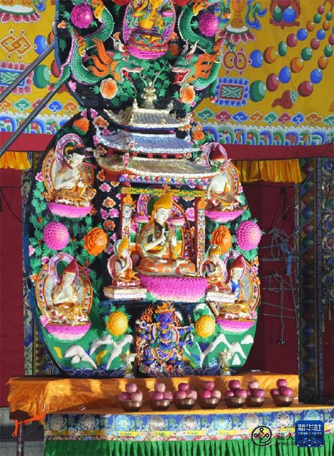 世界藏学府”拉卜楞寺举办酥油花灯展引众观看7.jpg