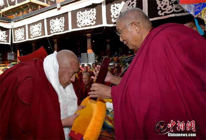西藏12名考僧立宗答辩晋升藏传佛教格西拉让巴学位5.jpg