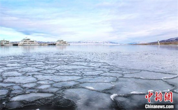 中国内陆最大咸水湖进入封冻期 前期气温高致封冻期推迟1.jpg