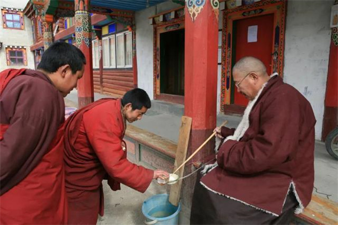 洛热彭措：行医40余年，培养南派藏医药传承人100余名5.jpg