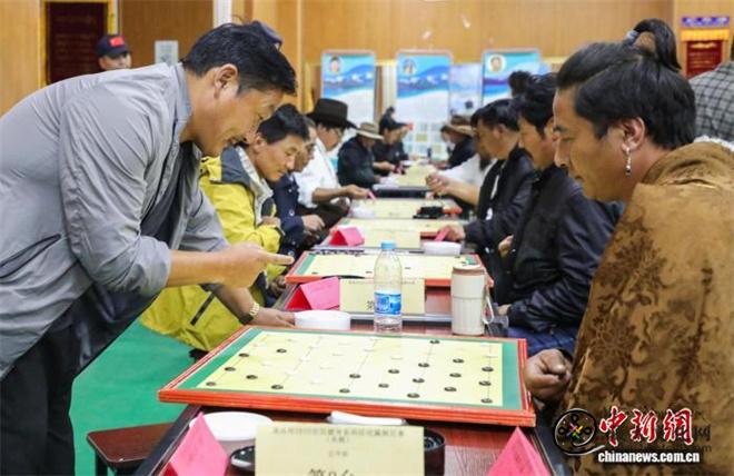 青海省果洛州：百余名棋手参与传统藏棋比赛2.jpg