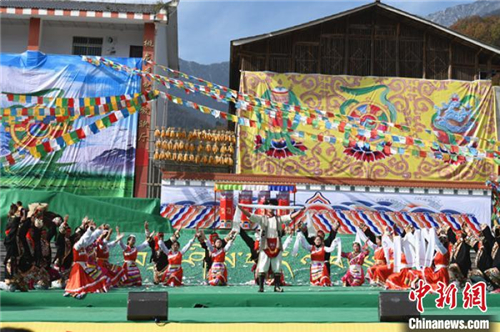 藏羌汉同胞齐聚四川北川 载歌载舞欢庆“望果节”1.jpg