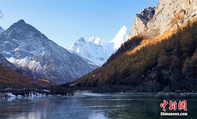 四川稻城亚丁：雪山露真容 景色美如画5.jpg