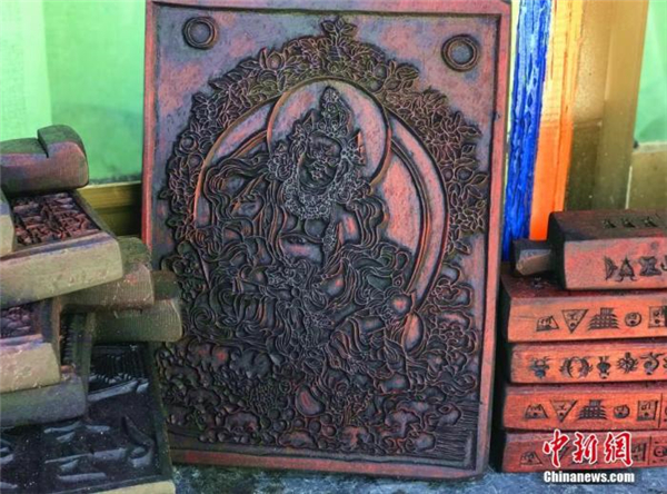 嘎玛曲扎：愿古老雕刻艺术从高原走向远方2.jpg