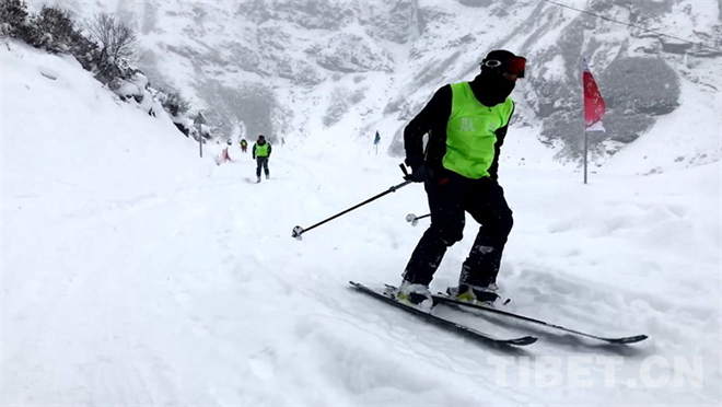 西藏举行迎北京冬奥会滑雪登山体验活动3.jpg