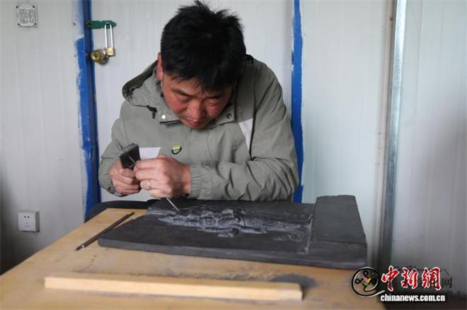 青海泽库：非遗和日寺石刻变身增收致富产业4.jpg