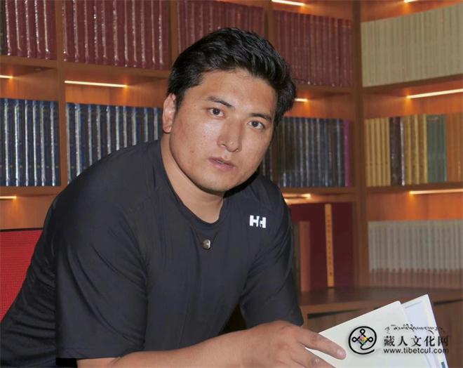 藏族青年作家念布短篇小说集《戒指》出版发行3.jpg