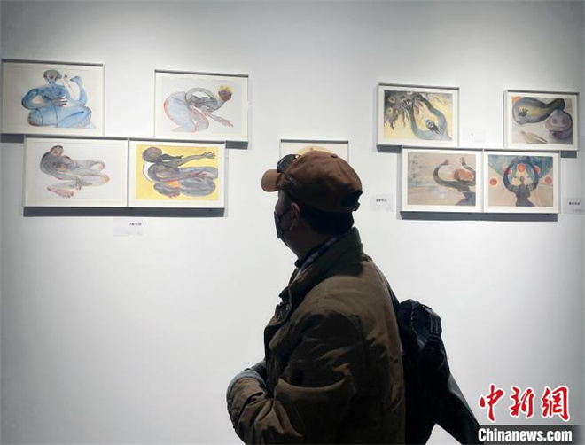 藏族女画家雍忠卓玛个展亮相拉萨 以心为印执着绘梦3.jpg