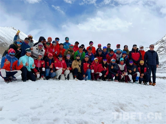 世界冠军次旦玉珍、玉珍拉姆及40余名滑雪运动员在西藏参加滑雪登山交流1.jpg