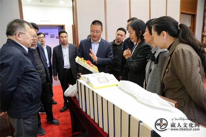 青海省藏医药研究院向国家图书馆赠送藏医药古籍整理出版成果2.jpg