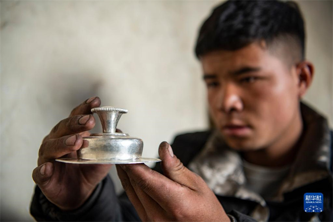 西藏日喀则：金银锻铜技艺在小锤敲打声中传承5.jpg