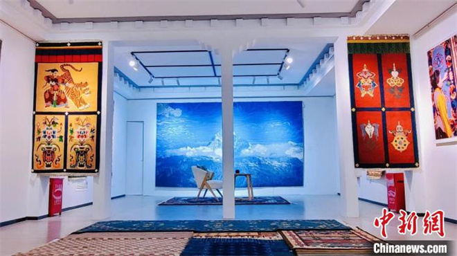 藏毯艺术展在北京举行：来自雪域时光的指尖温度1.jpg