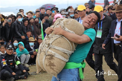 兴海县举办第六届赛宗旅游文化艺术节.jpg