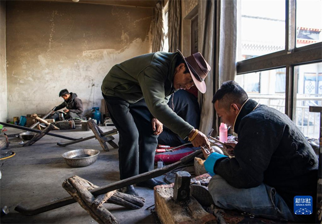 西藏日喀则：金银锻铜技艺在小锤敲打声中传承8.jpg