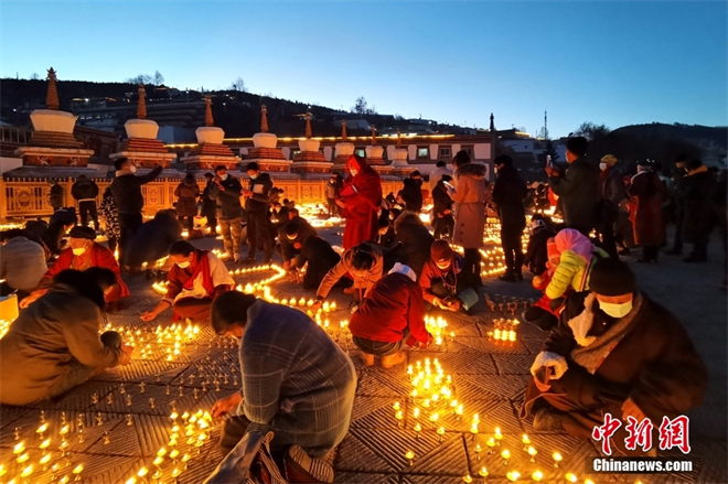 青海塔尔寺迎燃灯节 “云供灯”成新风尚1.jpg